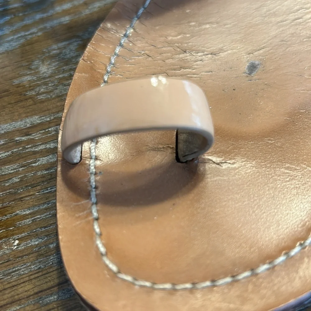 EUC Tory Burch Val Patent Leather Nude Toe Ring Sandal Size 7 1/2